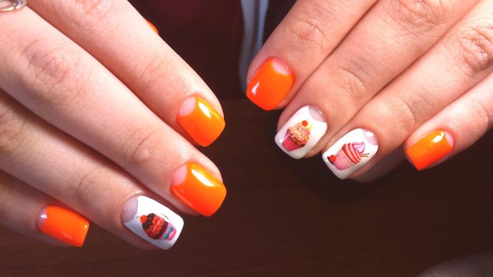 uñas largas de forma cuadrada pintadas en blanco y color naranja, uñas pintadas en colores vibrantes con dibujos 