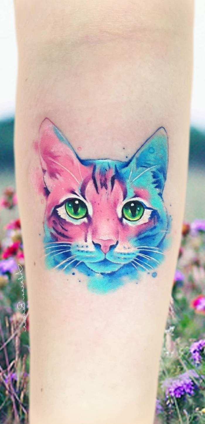 los mejroes tatuajes de gato en bonitos colores, tatuaje cabeza de gato en el antebrazo, diseños de tattoos en colores 