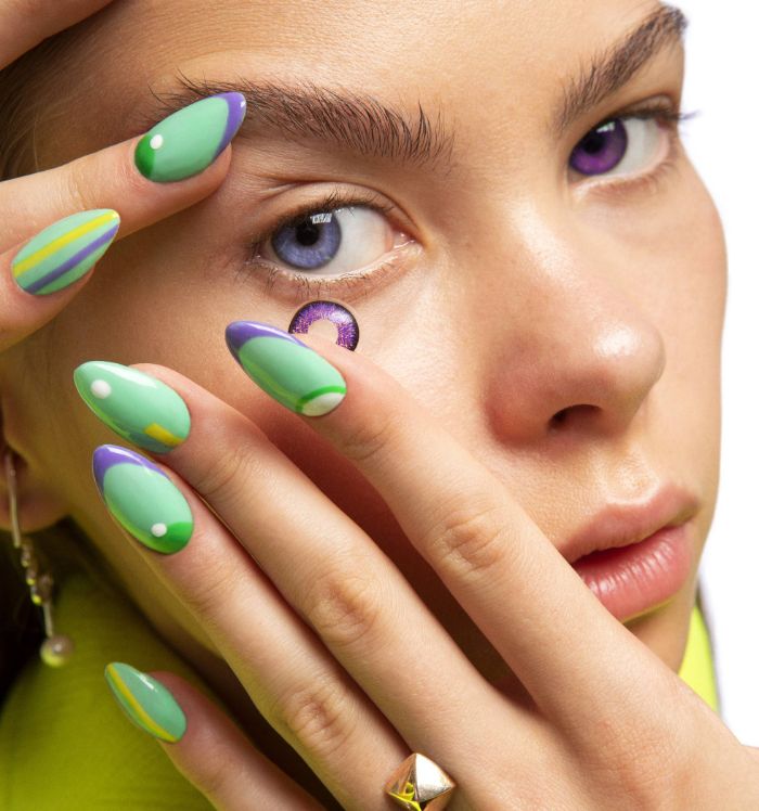 ideas de uñas largas decoradas con detalles geométricos y gráficos, uñas pintadas en colores para el verano bonitos 