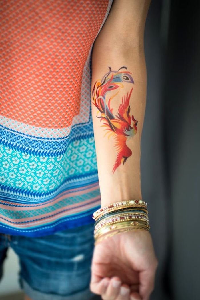 tatuajes pequeños para mujer en colores acuarela, tatuajes antebrazo simbólicos super bonitos, ideas de tattoos en fotos