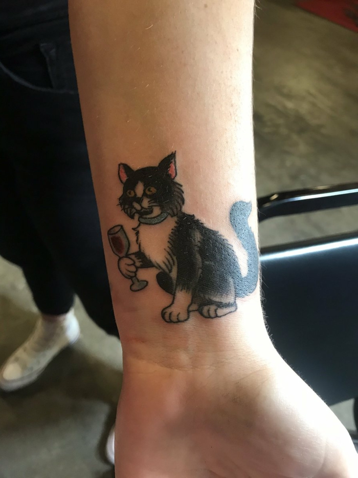 precioso tatuaje en el antebrazo, diseños de tatuajes con gatos que inspiran, tatuaje inspirado en los dibujos animados 