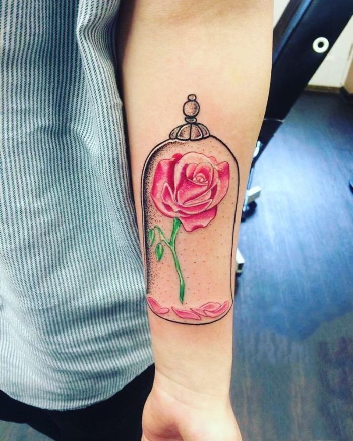 la rosa de la Bella y la Bestia, diseños de tatuajes originales en el antebrazo, tatuajes minimalistas con mucho encanto 