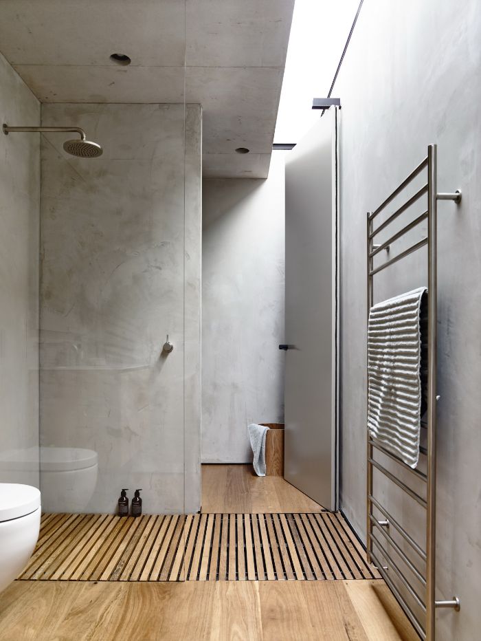 cuartos de baño rusticos con paredes de hormigón y suelo de parquet, luces empotradas, reformar cuartos de baño 