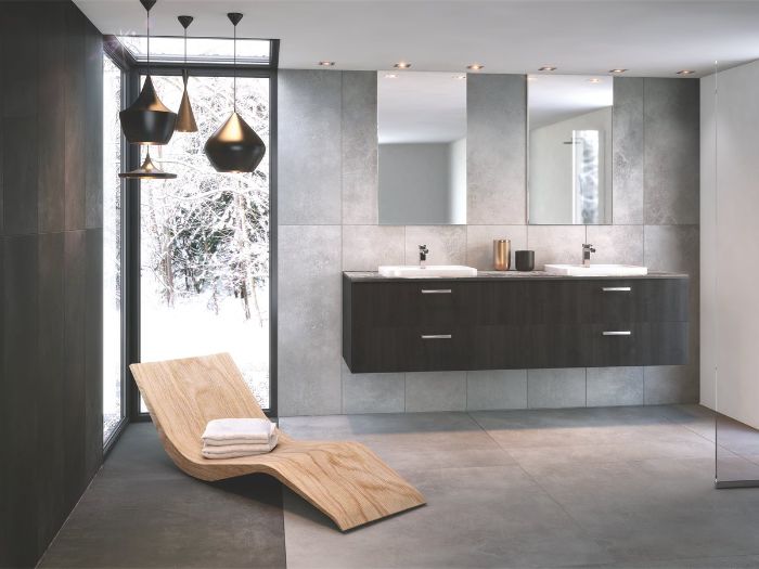cuartos de baño grandes, baldosas para cuartos de baño en color gris, baños modernos con luces empotradas y muebles de diseño 