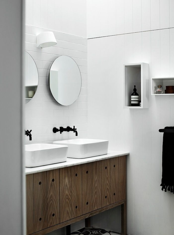 baños blancos con muebles de madera, decoración de espacios pequeños, ideas para agrandar el espacio visualmente 