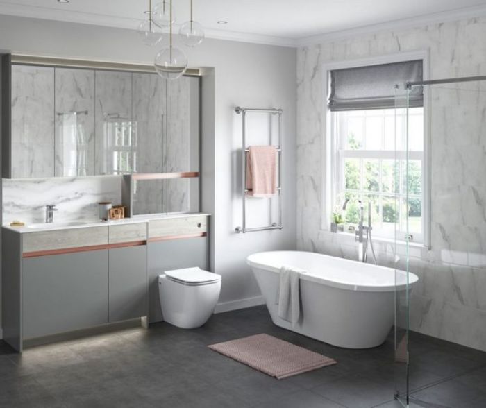 baño grande decorado en blanco y gris con bañera moderna y detalles en rosado, fotos de cuartos de baño modernos 