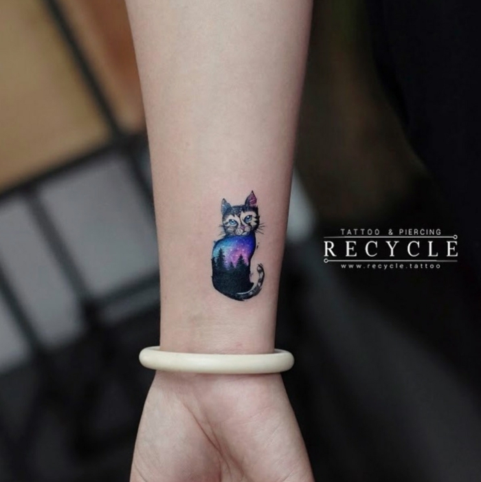 pequeño detalle tatuado en la muñeca, tatuaje gato con fuerte simbologia, bonitas ideas de tatuajes con significado 