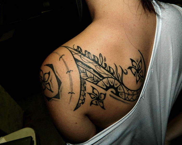 diseños de tatuajes maories para mujeres, fotos de tatuajes en la espalda para mujer, disñeos de tattoos tinta negra 