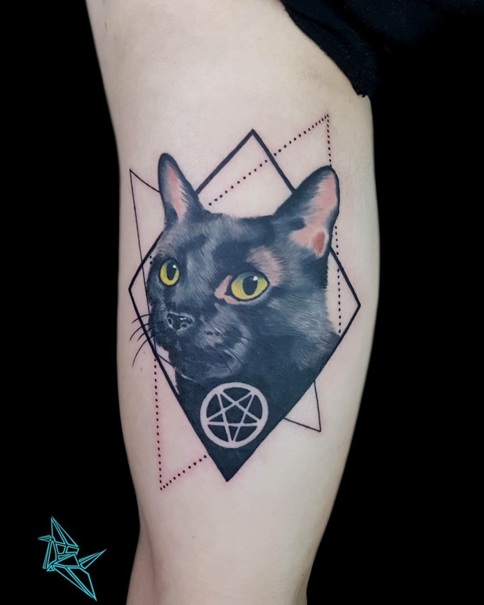 originales diseños de tatuajes geométricos, bonitas ideas de tatuajes gato hombre, significado de los tatuajes con gatos 