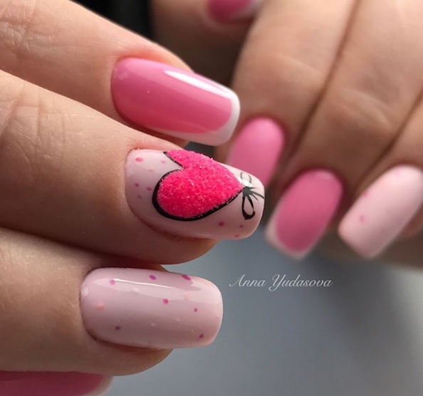 preciosos diseños en rosado, uñas francesas decoradas, bonita decoración con corazon, diseños para San Valentín 