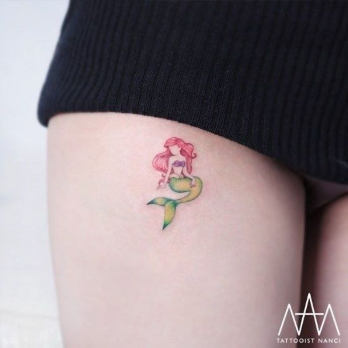 estilos de tatuajes Disney, tatuaje pequeño en la cadera, tatuaje con la Serenita Ariel, diseños de tatuajes chicos y delicados 