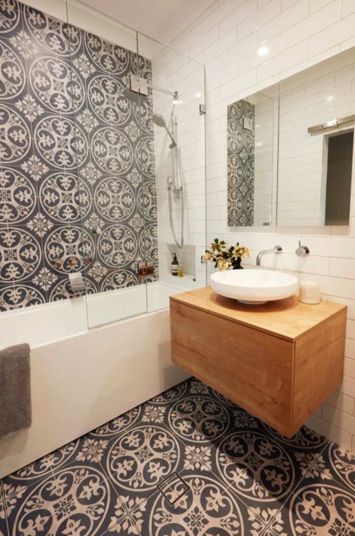 super originales fotos de baños modernos con ducha, azulejos ornamentados, baldosas blancas y armario de madera 