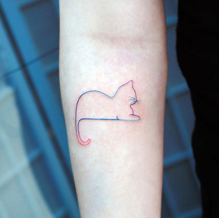 tatuaje silueta gato en el antebrazo, las mejores ideas de tatuajes simples para los amantes de los gatos, tattoos pequeños 