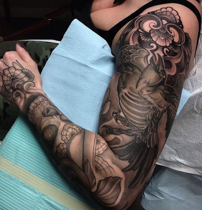brazo entero tatuado con tattoos de animales y ornamentos, grandes ideas de tatuajes para mujeres, diseños de tattoos
