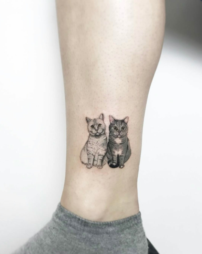 diseños de tatuajes pequeños mujer, tatuaje de dos adorables gatos en el tobillo, las mejores ideas de tattoos con animales 