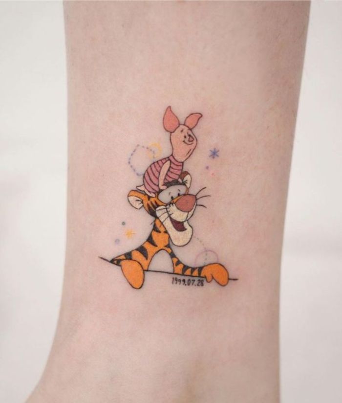 tatuaje con el Tiger y el Piglet del Oso Pooh, tatuaje minimalista en el tobillo, tatuajes pequeños originales en fotos 