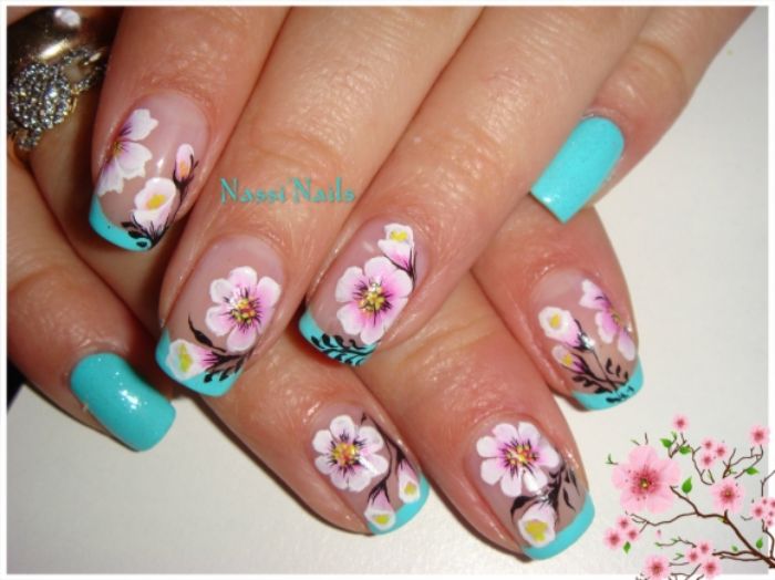 fotos de uñas francesas decoradas con puntas en color azul neón y dibujos de flor de cereza, uñas decoradas diseños actuales
