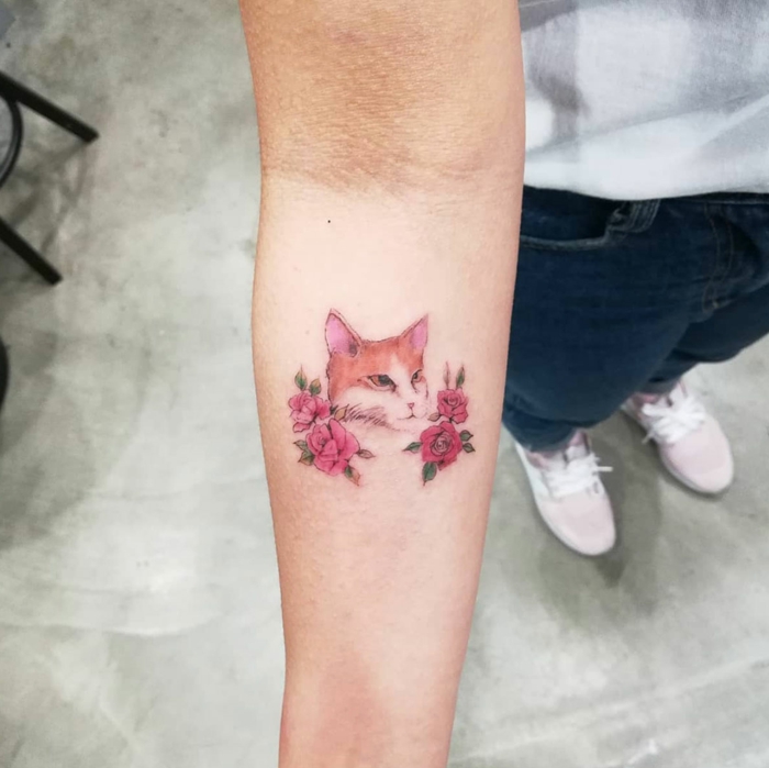 tattoos de gatos bonitos con motivos florales, diseños de tatuajes simbólicos con animales, tatuaje antebrazo mujer 