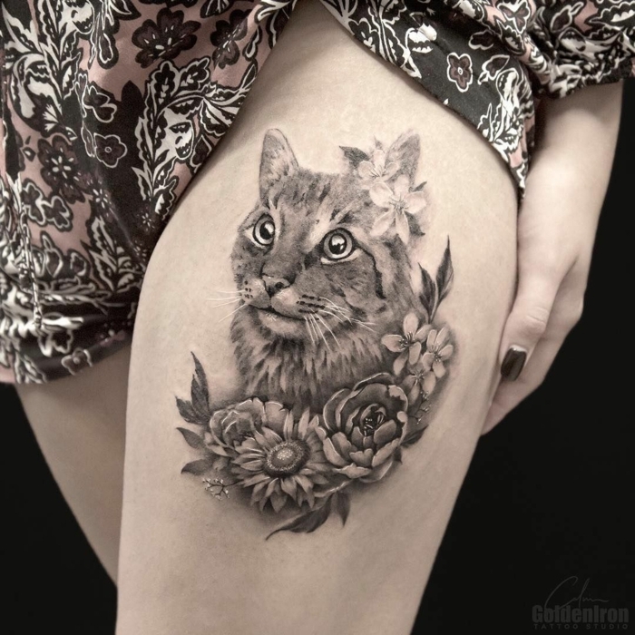 tatuajes pequeños mujer con gatos, grande tatuaje en la cadera, diseños de tatuajes con gatos y motivos florales 