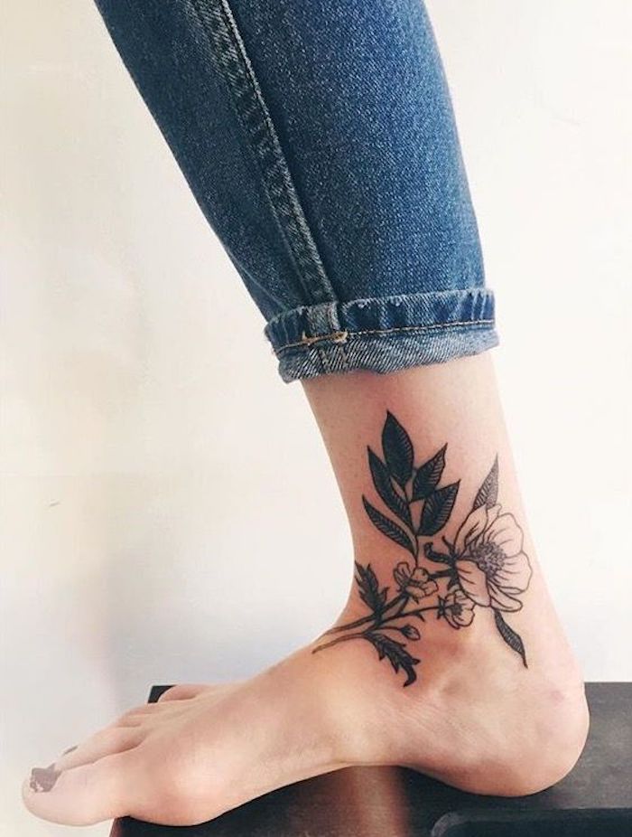tatuajes originales para mujeres. diseño con motivo floral en el pie, diseños de tatuajes simbolicos bonitos en el pie 