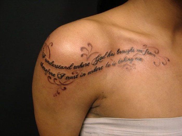 tatuajes originales para mujeres, tatuajes con letras con un significado especial, diseños de tattoos con motivos florales 