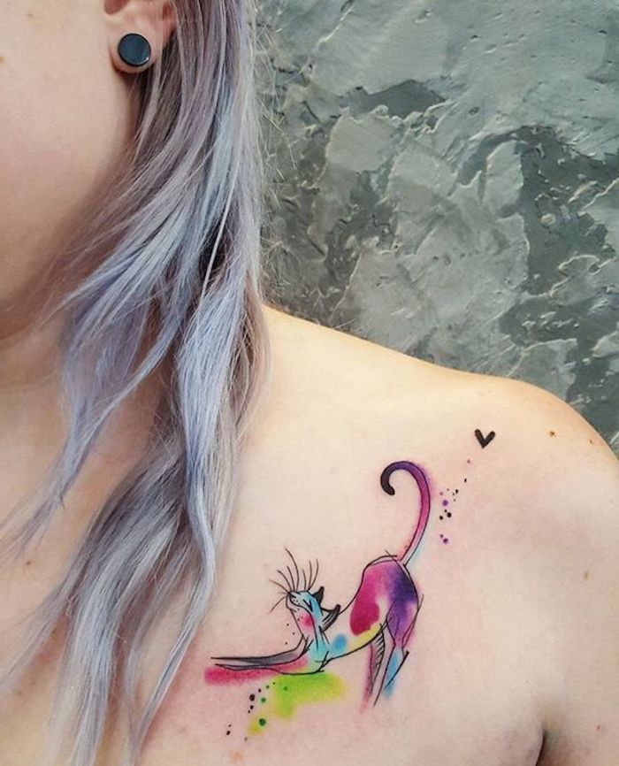adorables diseños de tatuajes de gatos, tatuajes en acuarela en tonos neones, diseños de tatuajes de animales pequeños 