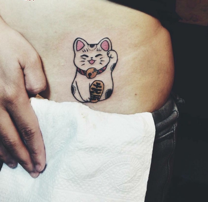 alucinantes ideas de tatuajes con gatos, diseños de tattoos bonitos en imágenes, tatuajes pequeños mujer, diseños de tatuajes 