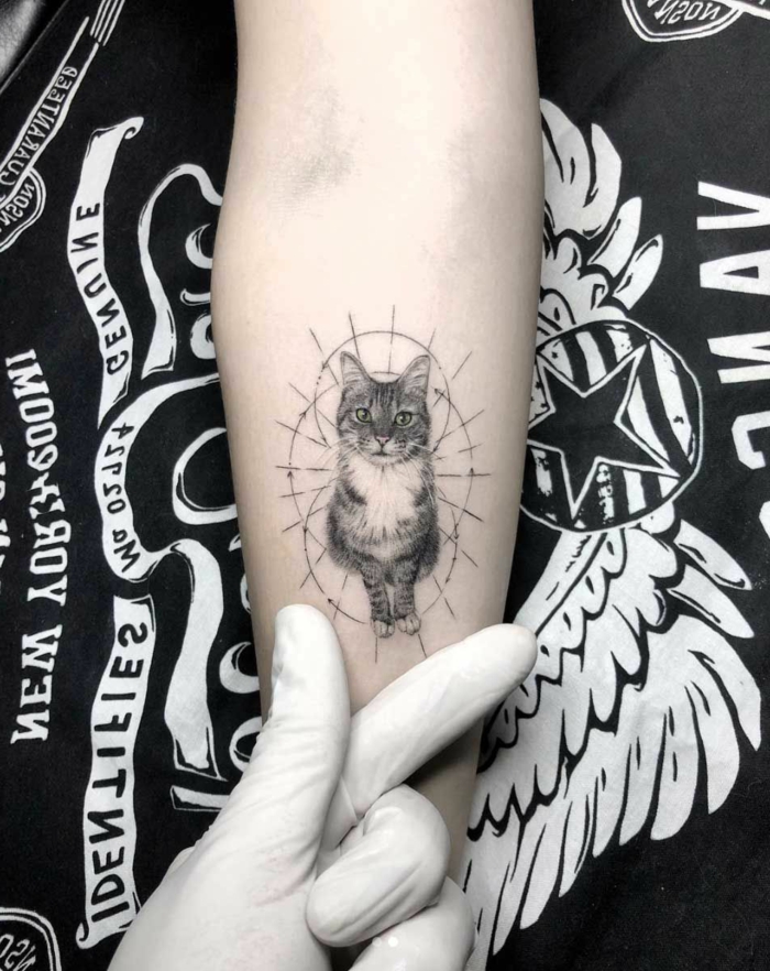 hermosos diseños de tatuajes en la muñeca y tatuaje antebrazo, fotos de tatttoos con gatos simbólicos, ideas de tatttoos