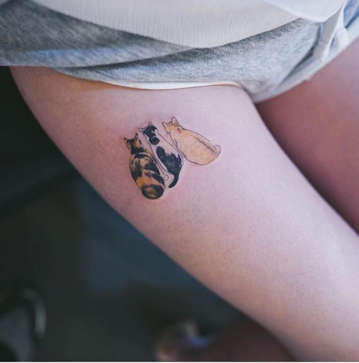 tres gatos tatuados en la cadera, ideas de tattoos con gatos en estilo realista, los mejores diseños de tattoos en fotos 