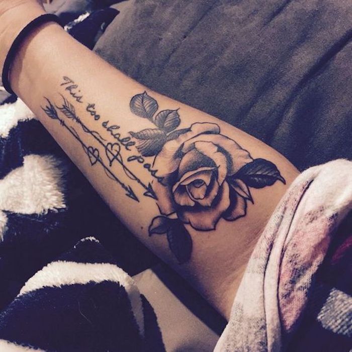 tatuaje antebrazo con rosa, flechas de amor y frase, ideas de tatuajes con letras bonitos, tatuajes originales para mujeres