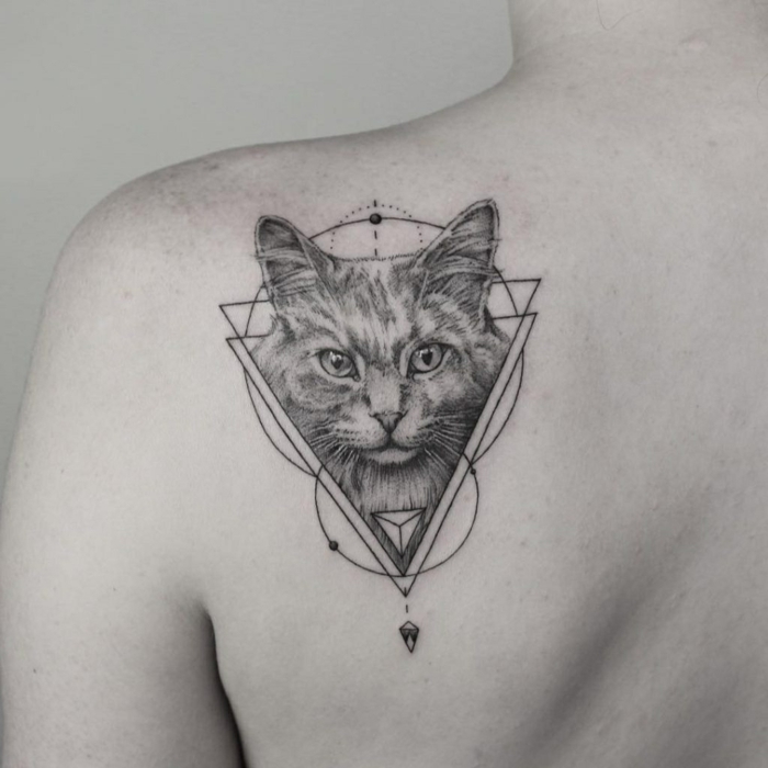 grande tatuaje gato en la espalda con elementos simbólicos, diseños de tattoos geométricos bonitos para descargar 