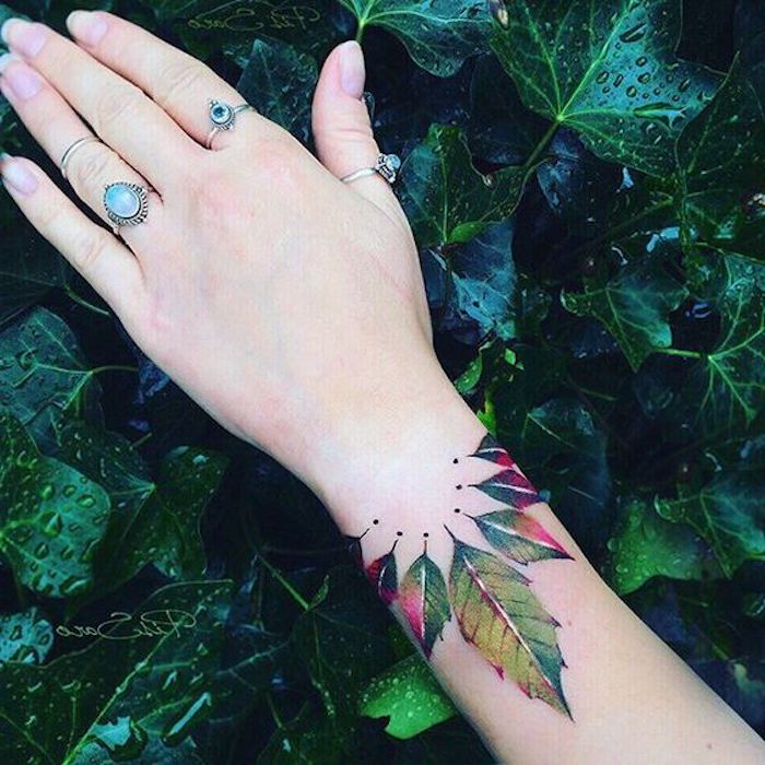 tatuajes con motivos botánicos en colores, tatuajes originales para mujeres, tatuajes coloridos con elementos florales