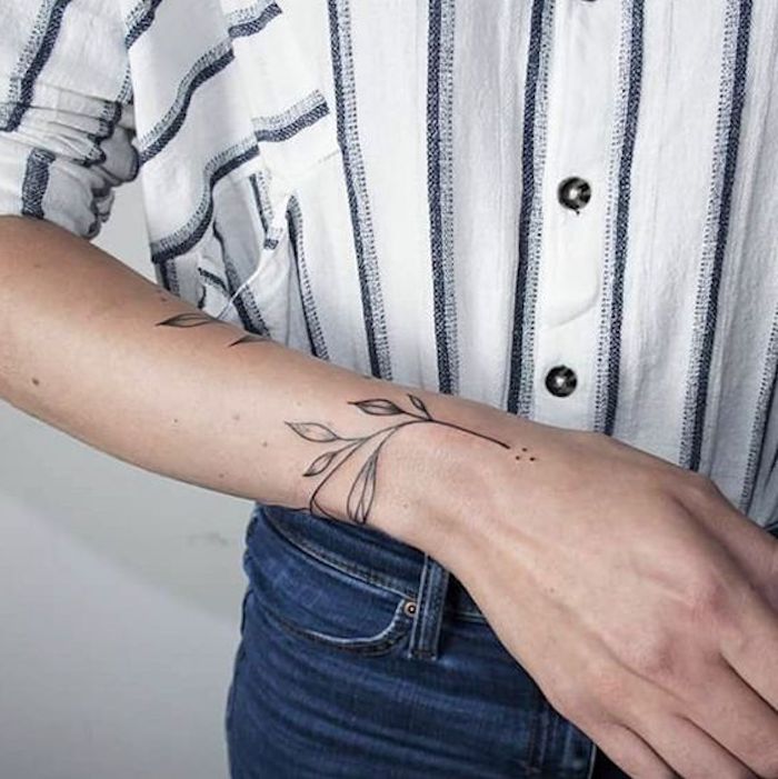 precioso tatuaje con motivos botánicos en la muñeca, diseños de tatuajes minimalistas, tatuajes antebrazo hombre mujer 