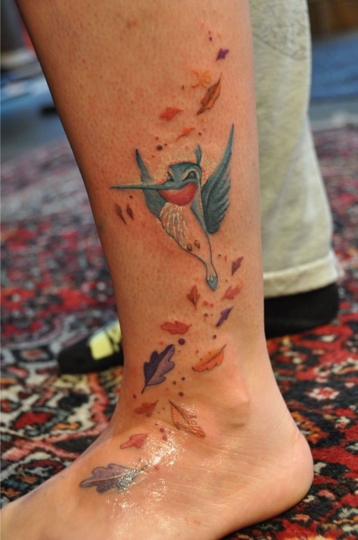 ideas de tatuajes del rey leon y Pokahontas, originales diseños de tatuajes en la pierna, tatuajes coloridos y atractivos 