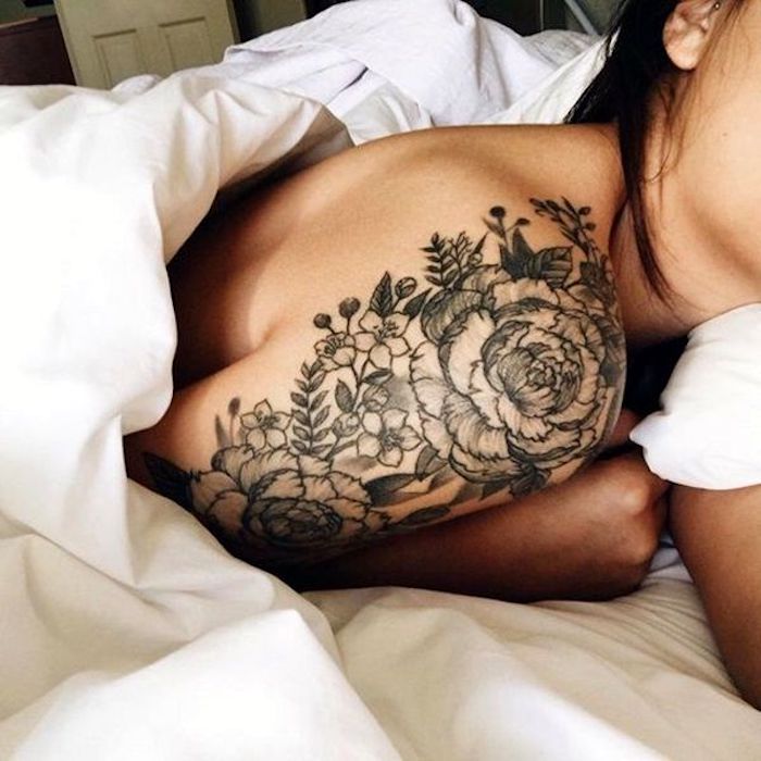 precioso diseños de tatuajes con flores, tatuaje peonías en el hombro, tatuajes originales para mujeres y sus significados 