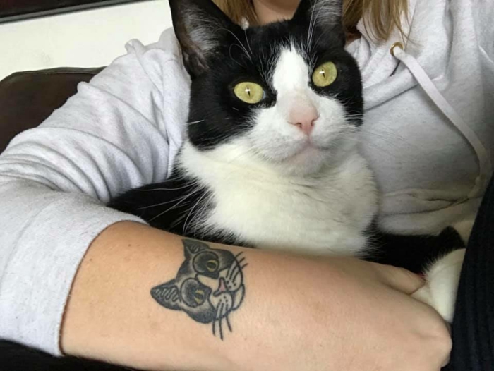 adorables diseños de tattoos con gatos, tatuajes con mascotas originales, huellas de gato y tatuajes en la muñeca mujer 