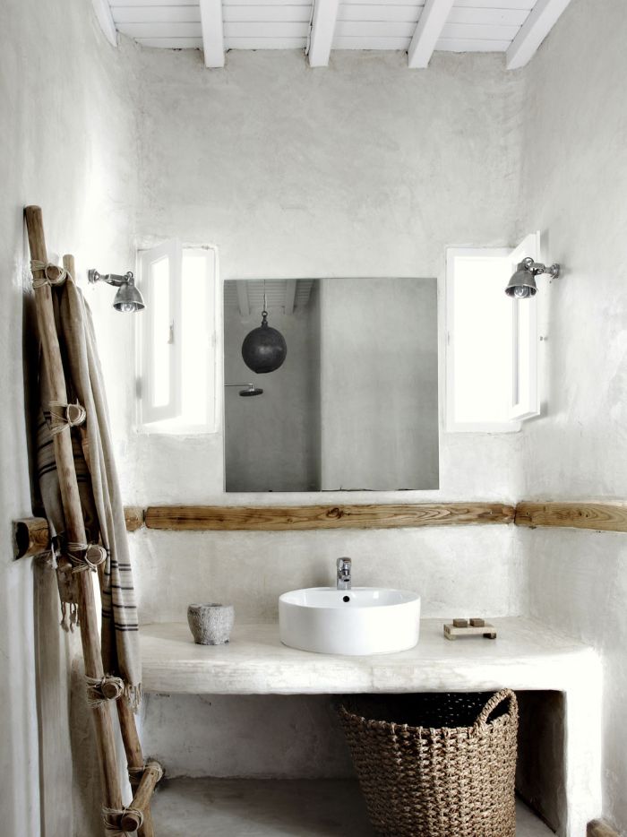diseños de baños rústicos en blanco con detalles de mimbre y madera, azulejos de baños modernos y baños originales 
