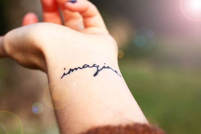 tatuajes con letras en estilo minimalista, diseños de tatuajes con frases motivadoras, tatuajes originales para mujeres
