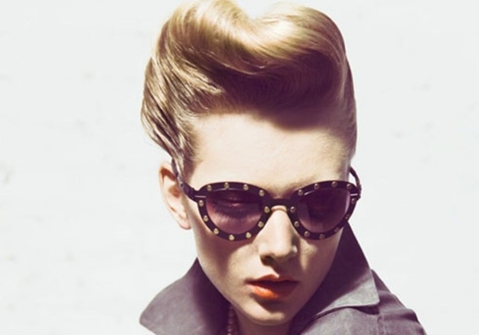 fantásticas ideas de peinados en estilo vintage, apariencia retro con gafas originales, labios en color naranja y recogido pin up 