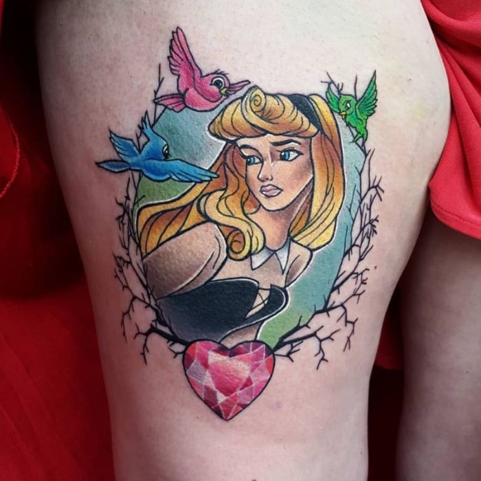 adorables tatuajes inspirados en el mundo de Disney, tatuaje en la pierna la Bella durmiente, ideas de tatuajes coloridos 
