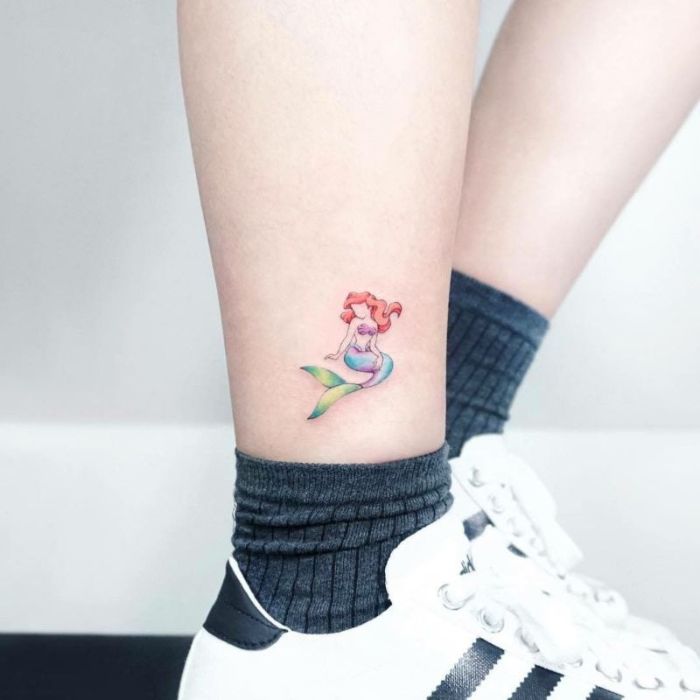 la Sirenita tatuada en la pantorrilla, originales ideas de tatuajes en colores, pequeño tatuaje con fuerte significado 