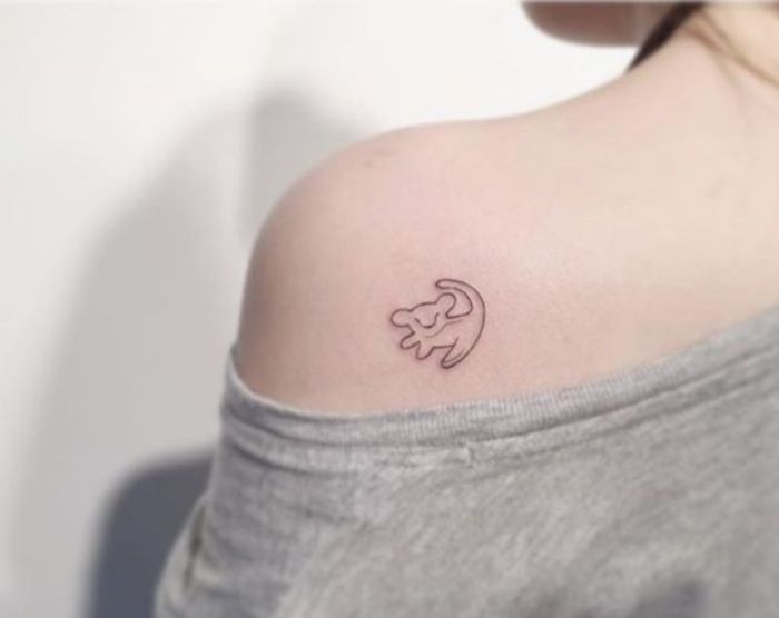 pequeños tatuajes con fuerte significado, ideas de tatuajes del Rey león, tatuajes minimalistas para mujeres en la espalda 