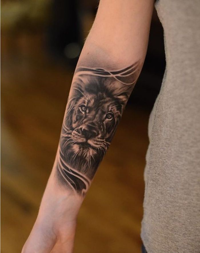 tatuaje león en el antebrazo, diseños de tatuajes simbólicos, fotos de tatuajes de animales bonitos, tatuaje león mujer 