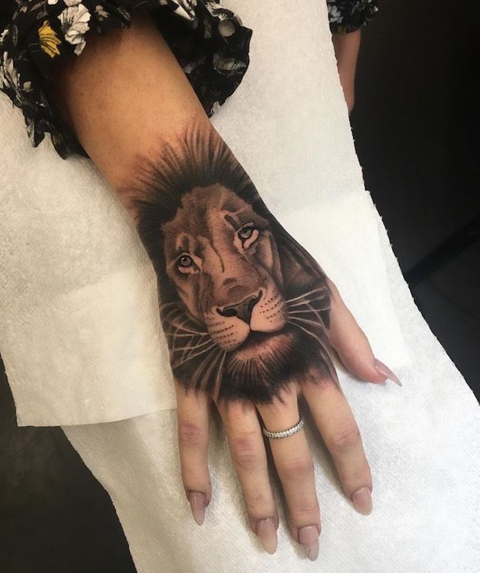 tatuaje león en la mano, diseños de tatuajes mujer simbólicos, tatuajes pequeños para mujeres originales en fotos 