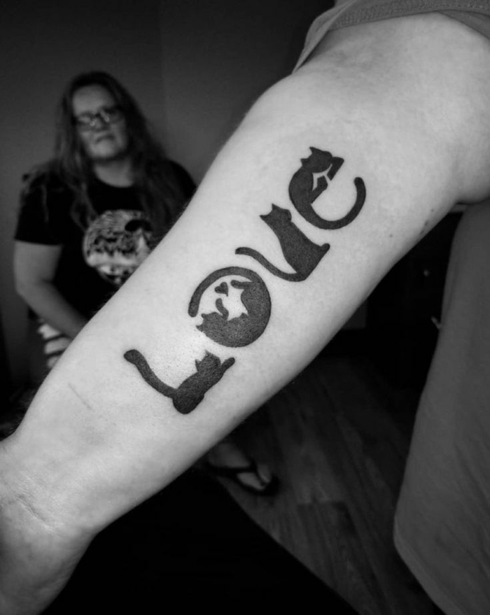 interesantes propuestas de tatuajes con letras, tattoo en el brazo con gatos, fotos de tatuajes en la muñeca y brazo 