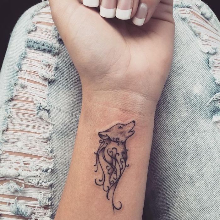 tatuajes pequeños para mujeres originales, tatuaje lobo que simboliza fuerza del carácter y fraternidad, tatuajes pequeños para mujeres originales