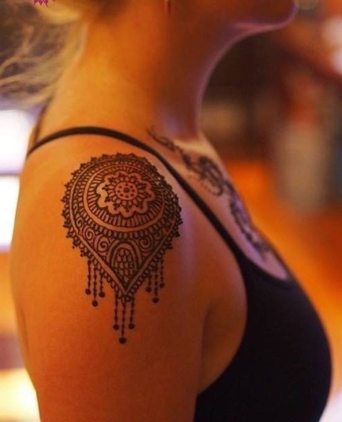 tatuaje ornamentado en el hombro, diseños de tatuajes bonitos con mandalas, tatuajes simbolicos originales en imágenes 