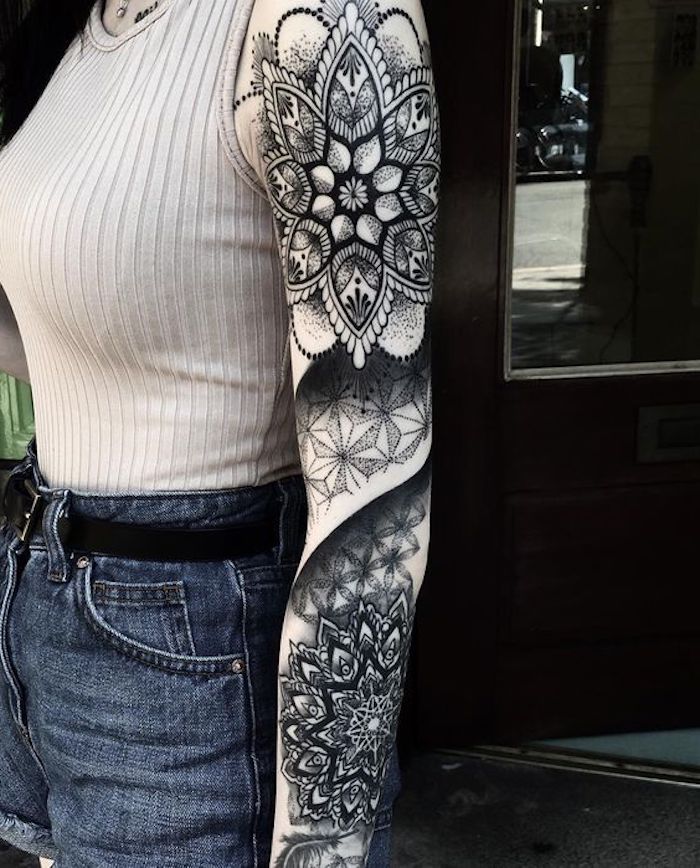 tatuaje en el brazo con flores y ornamentos, diseños de tatuajes simbólicos originales, tatuajes mandala y flor de loto 