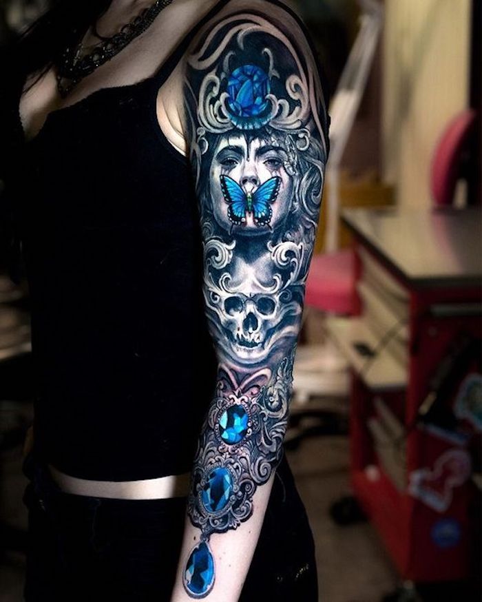 originales diseños de tatuajes mujer en fotos, brazo entero tatuado con motivos en estilo vintage en color azul, diseños de tattoos
