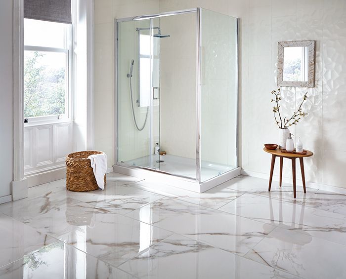 baños blancos decorados en estilo clásico, decoración de cuartos de baño bonitos, baños con suelo de mármol con cabina de ducha 